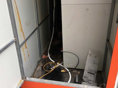 10 thỏi mìn đặt tại cây ATM trong khu chung cư đã được tháo gỡ an toàn. Ảnh: Pháp Luật TP.HCM.