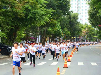 Các VĐV cùng nhau đồng hành trên đường chạy.
