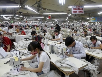 Công nhân trong một nhà máy may tại Việt Nam. Ảnh: Reuters.