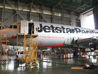 Máy bay được bảo dưỡng, sửa chữa tại một doanh nghiệp bảo dưỡng ở Nội Bài. Ảnh: Đoàn Loan.