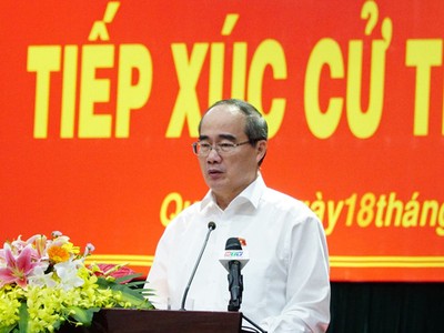 Bí thư Thành ủy TP.HCM Nguyễn Thiện Nhân tiếp xúc cử tri quận 4.