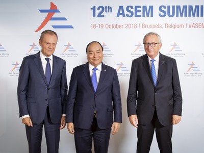 Chủ tịch Hội đồng châu Âu Donald Tusk và Chủ tịch Ủy ban châu Âu Jean-Claude Juncker đón Thủ tướng Nguyễn Xuân Phúc. Ảnh: Hội đồng châu Âu.