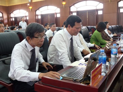 Ông Lê Văn Quang - nguyên Phó Ban Kinh tế - Ngân sách HĐND TP (ngoài cùng, bên trái) là cán bộ xin nghỉ trước tuổi hưu đầu tiên và được hưởng chế độ chính sách mới của Đà Nẵng.