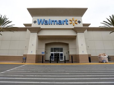 Walmart là ông lớn trong ngành công nghiệp bán lẻ. Ảnh: Reuters.