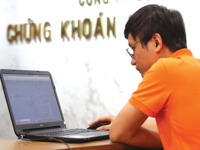 Các công ty chứng khoán lớn thường áp dụng mức tối thiểu cho môi giới khoảng 25 triệu đồng/tháng doanh thu phí, như vậy tổng giá trị giao dịch khoảng 12,5 tỷ đồng/tháng.