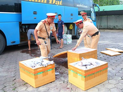 Cảnh sát kiểm tra số hàng. Ảnh: Đức Hùng.