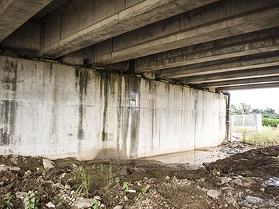 Cầu VD 09B bị nước thấm chảy xuống gầm cầu. Ảnh: Chương Lê.