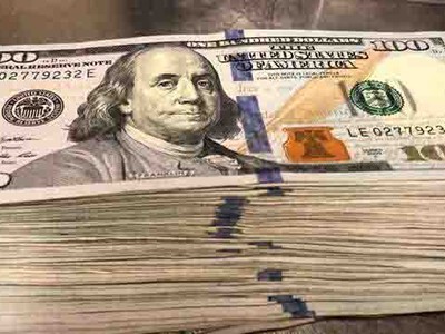 10.000 USD tiền mặt mà một thanh niên bo cho cô phục vụ. (Nguồn: Sup Dogs).