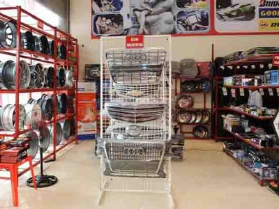 Không chỉ xâm nhập bằng xe nguyên chiếc, người Thái đang "tấn công" thị trường linh phụ kiện xe hơi, để "đấu" sản phẩm Trung Quốc tại Việt Nam.