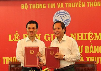 Ông Nguyễn Mạnh Hùng (trái) và ông Trương Minh Tuấn tại Lễ bàn giao chức Bộ trưởng ngày 3/8. Ảnh: MIC.