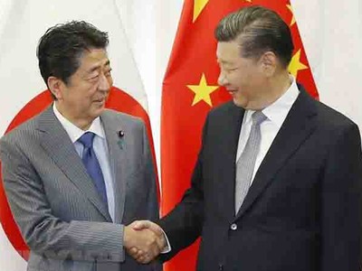 Chủ tịch Trung Quốc Tập Cận Bình  và Thủ tướng Nhật Bản Shinzo Abe trong cuộc gặp bên lề Diễn đàn Kinh tế phương Đông (EEF) lần thứ 4 tại Vladivostok, Nga ngày 12/9. (Ảnh: AFP/TTXVN)