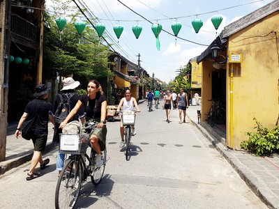 Du khách đi xe đạp, tham quan trong phố cổ Hội An.
