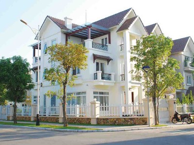 Một công trình biệt thự nhà riêng sử dụng sản phẩm cửa và vách nhôm kính, mái kính Eurowindow.