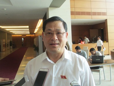 Đại biểu Nguyễn Hữu Cầu lo ngại về tình trạng đội vốn ở một số dự án lớn, chất lượng công trình kém, như dự án đường cao tốc Đà Nẵng - Quảng Ngãi hơn 34.000 tỷ đồng vừa mưa vài trận đã hỏng; dự án đường sắt Hà Đông - Cát Linh đội vốn hơn 18.000 tỷ đồng.