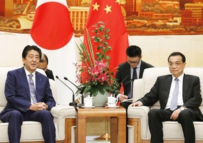 Thủ tướng Nhật Bản Shinzo Abe (trái) và Thủ tướng Trung Quốc Lý Khắc Cường trong cuộc gặp hôm nay tại Bắc Kinh. Ảnh: Kyodo.