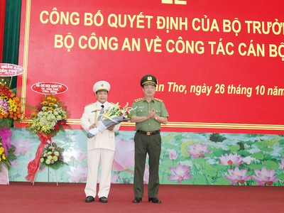 Thượng tướng Nguyễn Văn Thành, Thứ trưởng Bộ Công an chúc mừng tân Giám đốc Công an TP Cần Thơ. Ảnh: Văn Đức. 
