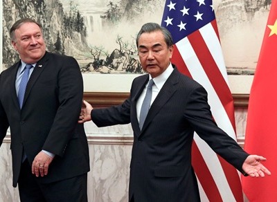 Ngoại trưởng Mỹ Mike Pompeo (trái) và Ngoại trưởng Trung Quốc Vương Nghị trong cuộc gặp tại Bắc Kinh hôm 8/10. Ảnh: Reuters.
