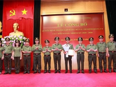 Thứ trưởng Nguyễn Văn Thành trao quyết định và chúc mừng Đảng bộ Cục Đối ngoại nhiệm kỳ 2018 - 2020; chúc mừng các đồng chí được chỉ định tham gia Ban Thường vụ Đảng ủy. Ảnh Mps.gov.vn.