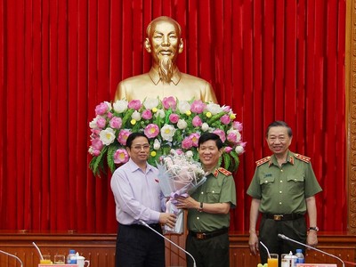 Công bố quyết định của Bộ Chính trị về công tác cán bộ