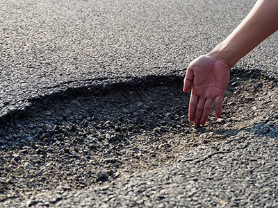 Một ổ gà rộng 50 cm, sâu gần 10 cm. Ảnh: Hiếu Thanh.