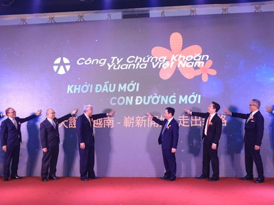 Ông Trần Văn Dũng - Chủ tịch Ủy ban Chứng khoán Nhà nước (đứng thứ 5, từ trái sang), Ngài đại sứ Richard Shih - Trưởng Văn phòng Kinh tế Văn hóa Đài Bắc tại Việt Nam (đứng thứ 4, từ trái sang) cùng Ban lãnh đạo Tập đoàn Tài chính Yuanta thực hiện nghi thức ra mắt CTCK Yuanta Việt Nam.