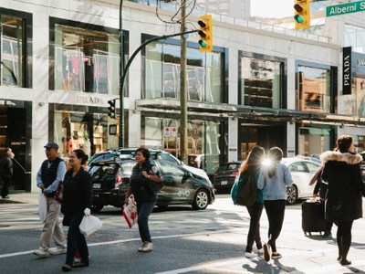 Người mua sắm trên phố Alberni Street. Ảnh: Bloomberg.