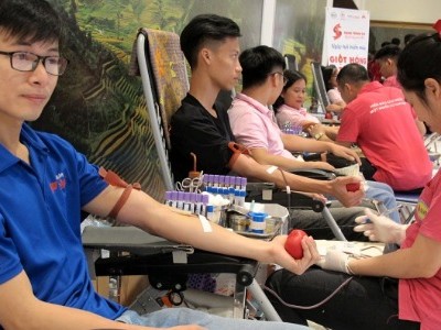 Những người hiến máu tình nguyện được lựa chọn nhận quà bằng hiện vật hoặc dịch vụ khám bệnh từ 1/11. Ảnh. Nam Phương.