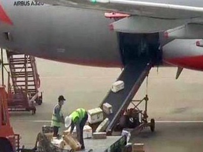 Hai nhân viên Jetstar bị sa thải vì quăng hành lý của khách