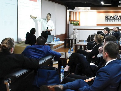 Rồng Việt thường xuyên tổ chức các hội thảo tư vấn đầu tư cho nhà đầu tư trong nước và nước ngoài.