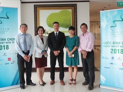 Các thành viên Nhóm chấm báo cáo phát triển bền vững.