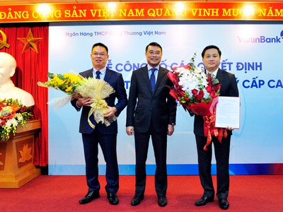 Thống đốc NHNN Lê Minh Hưng trao Quyết định đại diện phần vốn Nhà nước tại VietinBank cho ông Lê Đức Thọ - Chủ tịch HĐQT và tặng hoa chúc mừng ông Lê Đức Thọ - Chủ tịch HĐQT (phải) và ông Trần Minh Bình - Quyền Tổng Giám đốc (trái).