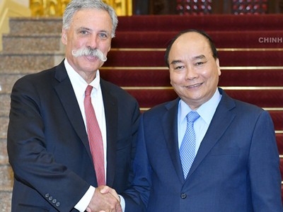 Thủ tướng Nguyễn Xuân Phúc tiếp giám đốc giải đua F1. Ảnh: VGP.