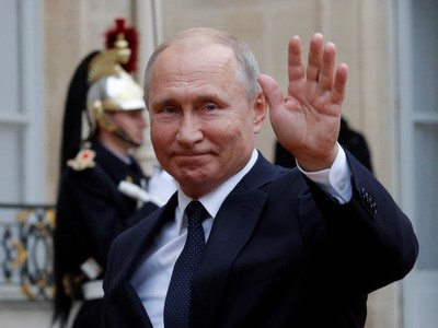 Tổng thống Putin tới Điện Elysee sau buổi lễ kỷ niệm hôm 11/11. Ảnh: Reuters.