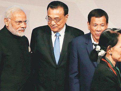 Thủ tướng Trung Quốc Lý Khắc Cường (giữa) dự Thượng đỉnh Đông Á năm 2017. Ảnh: Reuters.