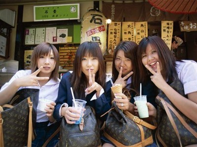 Đã qua rồi thời kỳ phụ nữ Nhật ra đường phải xách túi LV. Ảnh: Art.