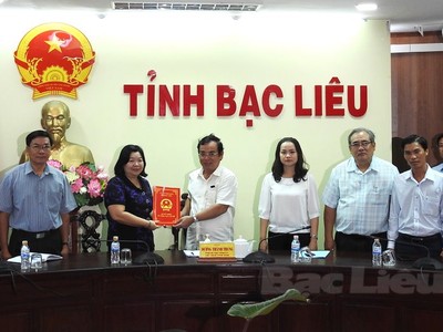 Chủ tịch UBND tỉnh Bạc Liêu Dương Thành Trung trao Quyết định cho lãnh đạo Sở VH-TT-TT&DL.