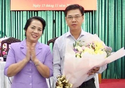 Bí thư Quận ủy Q.1 Trần Kim Yến chúc mừng tân Chủ tịch UBND Q.1 Nguyễn Văn Dũng .ẢNH: H.LINH