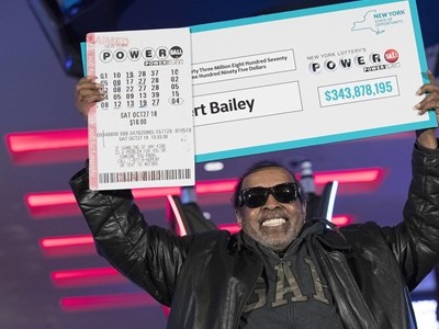 Robert Bailey lúc nhận giải. Ảnh: AP.