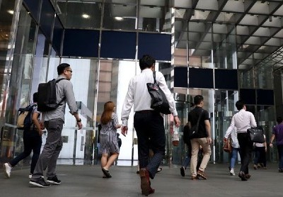 Người làm việc đi đến văn phòng tại khu vực trung tâm Singapore. Ảnh: Bloomberg.