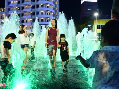 Đài phun nước trên phố đi bộ thu hút người dân tới vui chơi, chụp ảnh. Ảnh: Tùng Tin.