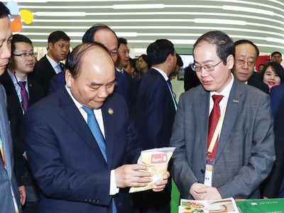 Thủ tướng Chính phủ Nguyễn Xuân Phúc và đoàn cấp cao Việt Nam thăm gian hàng của Hapro tại Hội chợ nhập khẩu quốc tế Trung Quốc 2018.