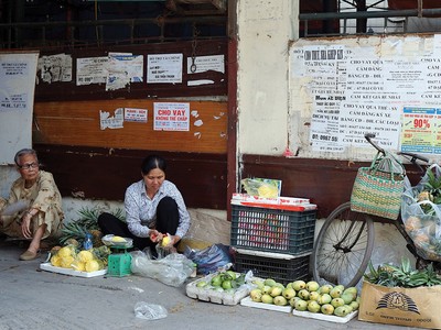 Tờ rơi quảng cáo cho vay được dán khắp nơi.