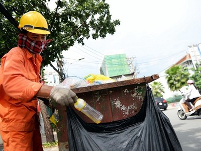 Nhân viên môi trường TP HCM phân loại rác sau khi thu gom. Ảnh: Hữu Khoa.