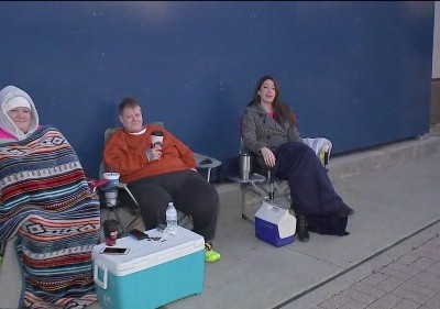 Sydney Armstrong (trái) và Sherrel Pratt (giữa) bên ngoài siêu thị của Best Buy. Ảnh: ABC 13.