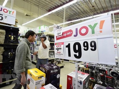Người dân mua sắm trong ngày Black Friday tại California, Mỹ. (Ảnh: AFP/TTXVN).