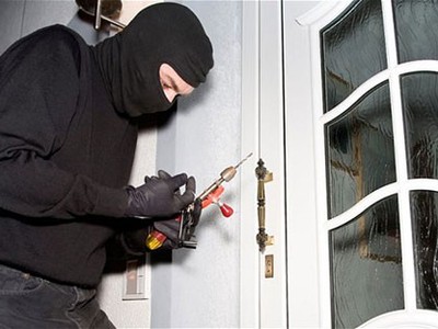 Ở nhiều chung cư mới, hiện đại, vì tiết kiệm chi phí, chủ đầu tư không thuê các công ty quản lý chuyên nghiệp, bố trí lực lượng bảo vệ quá mỏng, lắp thiết bị ổ khóa rẻ tiền, thiếu camera… nên vẫn xảy ra tình trạng trộm cướp.