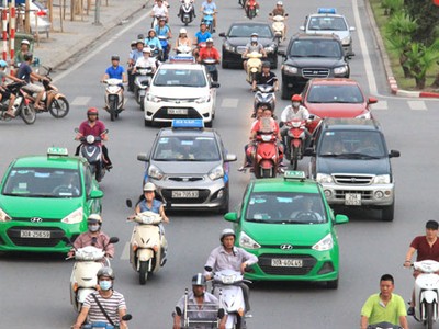 Hà Nội hiện có gần 100 doanh nghiệp taxi hoạt động với nhiều chủng loại xe, màu sơn khác nhau. Ảnh: Đoàn Loan.