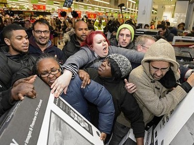 Dù nhiều trang thương mại điện tử cũng đã tham gia bán hàng giảm giá trong ngày Black Friday, nhiều người vẫn lựa chọn cách mua sắm tại các siêu thị và hệ thống bán lẻ (Ảnh minh họa).