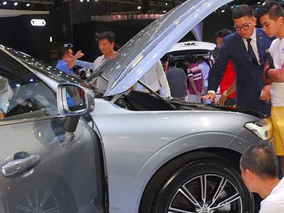 Xe Thái đổ bộ ồ ạt Việt Nam cuối năm nhằm vét khách mua mùa cao điểm.