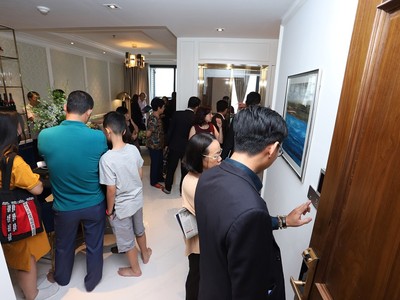 Đông đảo khách hàng đến tham quan nhà mẫu The Grand Manhattan quận 1.